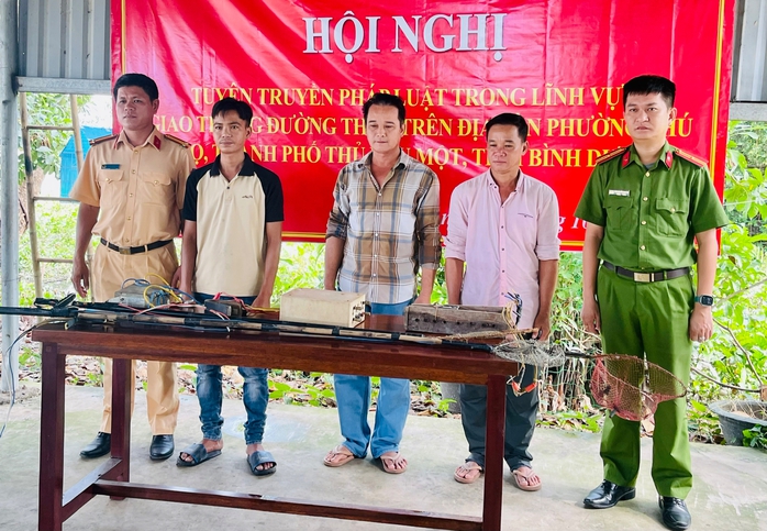 Cảnh sát giao thông Bình Dương vận động người dân giao nộp dụng cụ kích điện- Ảnh 1.