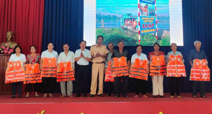 Cảnh sát giao thông Bình Dương vận động người dân giao nộp dụng cụ kích điện- Ảnh 2.