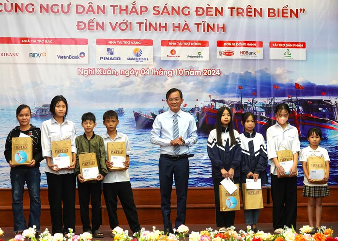 Chương trình "Cùng ngư dân thắp sáng đèn trên biển" đến với Hà Tĩnh- Ảnh 2. Chương trình "Cùng ngư dân thắp sáng đèn trên biển" đến với Hà Tĩnh- Ảnh 2.