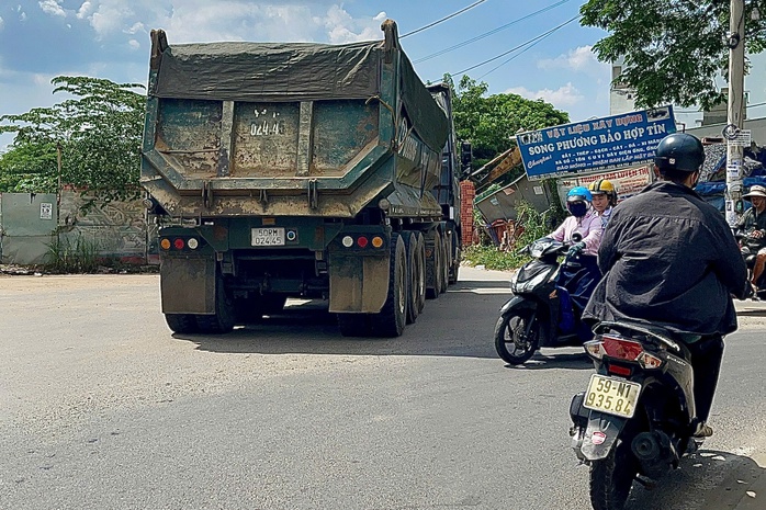 Cận cảnh xe ben tải trọng lớn lưu thông vào đường cấm, giờ cấm ở TP HCM- Ảnh 6. Cận cảnh xe ben tải trọng lớn lưu thông vào đường cấm, giờ cấm ở TP HCM- Ảnh 6.