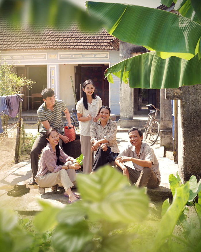 Gia đình của nhân vật Miền (Ngọc Xuân đóng) có chú Sáu Thôi (Mai Thế Hiệp đóng), cô Sáu Thôi (Kiều Trinh đóng), chị Lụa (Rima Thanh Vy đóng) và anh Hướng (Sỹ Hậu đóng). Gia đình của nhân vật Miền (Ngọc Xuân đóng) có chú Sáu Thôi (Mai Thế Hiệp đóng), cô Sáu Thôi (Kiều Trinh đóng), chị Lụa (Rima Thanh Vy đóng) và anh Hướng (Sỹ Hậu đóng).