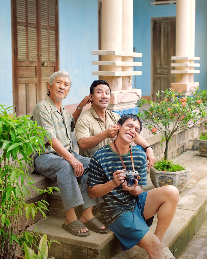 Gia đình của nhân vật Phúc có ông Giáo Dưỡng (Tấn Thi đóng) và chú Chước (Bá Cường đóng). Gia đình của nhân vật Phúc có ông Giáo Dưỡng (Tấn Thi đóng) và chú Chước (Bá Cường đóng).