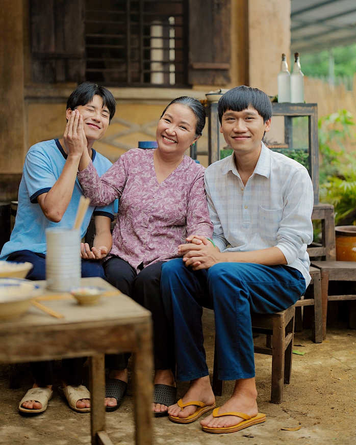 Gia đình của Vinh có bà Vọng (Ngân Quỳnh đóng) và cậu Huân (Xuân Nghị đóng) Gia đình của Vinh có bà Vọng (Ngân Quỳnh đóng) và cậu Huân (Xuân Nghị đóng)