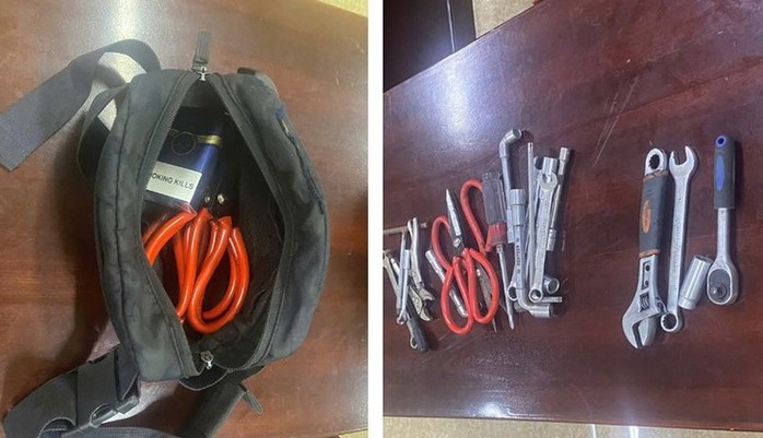 Nhóm tội phạm chuyên trộm hộp đen ô tô sa lưới
- Ảnh 2. Nhóm tội phạm chuyên trộm hộp đen ô tô sa lưới
- Ảnh 2.