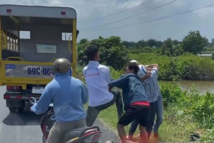 CLIP: Người dân xô xát với học viên và giáo viên dạy lái xe- Ảnh 1.