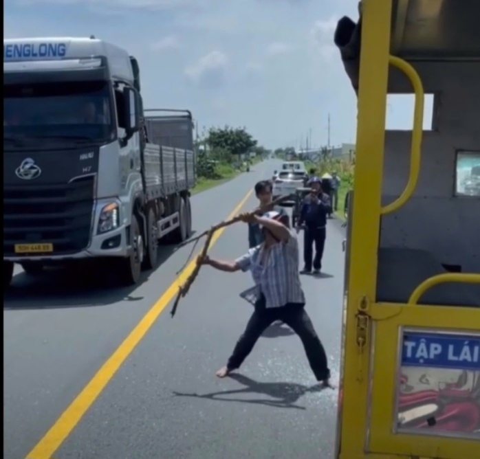 CLIP: Người dân xô xát với học viên và giáo viên dạy lái xe- Ảnh 2.