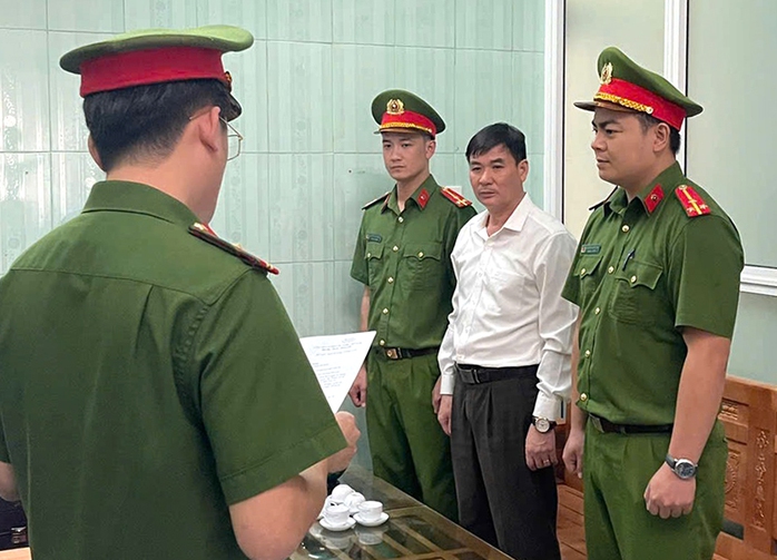 Bắt tạm giam 1 nguyên chủ tịch xã - Ảnh 1. Bắt tạm giam 1 nguyên chủ tịch xã - Ảnh 1.