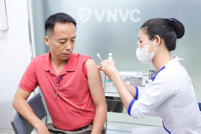 Anh Phan Cự Nhân, 48 tuổi, mắc bệnh lý ung thư máu, từng mắc zona thần kinh gây đau đớn dài ngày, ảnh hưởng sinh hoạt được chỉ định tiêm vắc-xin zona thần kinh tại VNVC Anh Phan Cự Nhân, 48 tuổi, mắc bệnh lý ung thư máu, từng mắc zona thần kinh gây đau đớn dài ngày, ảnh hưởng sinh hoạt được chỉ định tiêm vắc-xin zona thần kinh tại VNVC