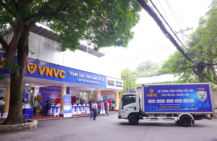 Hệ thống hàng chục xe lạnh được ví như "kho lạnh di dộng" đạt chuẩn GSP của VNVC sẵn sàng cung ứng vắc-xin phòng zona thần kinh đảm bảo chất lượng, số lượng, không lo khan hiếm vắc-xin tới hàng chục triệu người dân. Ảnh: Mỹ Ngọc. Hệ thống hàng chục xe lạnh được ví như "kho lạnh di dộng" đạt chuẩn GSP của VNVC sẵn sàng cung ứng vắc-xin phòng zona thần kinh đảm bảo chất lượng, số lượng, không lo khan hiếm vắc-xin tới hàng chục triệu người dân. Ảnh: Mỹ Ngọc.