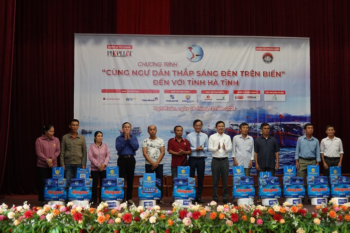 Chương trình "Cùng ngư dân thắp sáng đèn trên biển" đến với Hà Tĩnh- Ảnh 1. Chương trình "Cùng ngư dân thắp sáng đèn trên biển" đến với Hà Tĩnh- Ảnh 1.