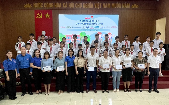 Nhân viên Sacombank ủng hộ 1 ngày lương giúp đồng bào vượt thiên tai- Ảnh 1. Nhân viên Sacombank ủng hộ 1 ngày lương giúp đồng bào vượt thiên tai- Ảnh 1.