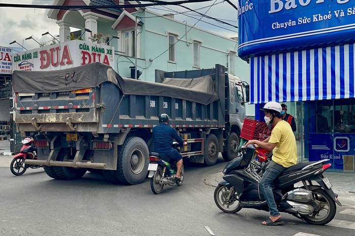 Cận cảnh xe ben tải trọng lớn lưu thông vào đường cấm, giờ cấm ở TP HCM- Ảnh 11. Cận cảnh xe ben tải trọng lớn lưu thông vào đường cấm, giờ cấm ở TP HCM- Ảnh 11.