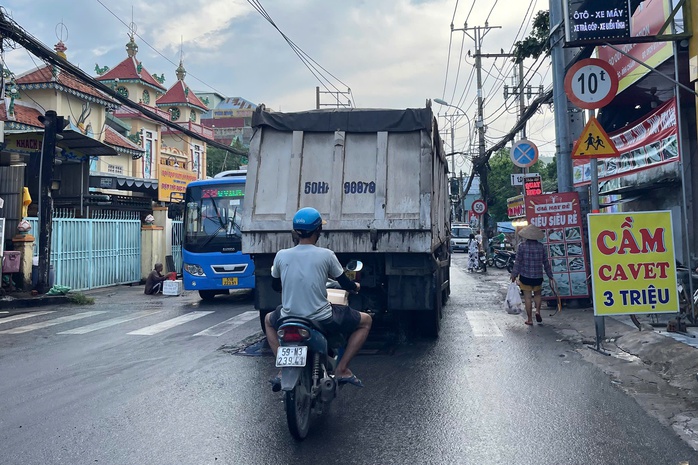Cận cảnh xe ben tải trọng lớn lưu thông vào đường cấm, giờ cấm ở TP HCM- Ảnh 4. Cận cảnh xe ben tải trọng lớn lưu thông vào đường cấm, giờ cấm ở TP HCM- Ảnh 4.