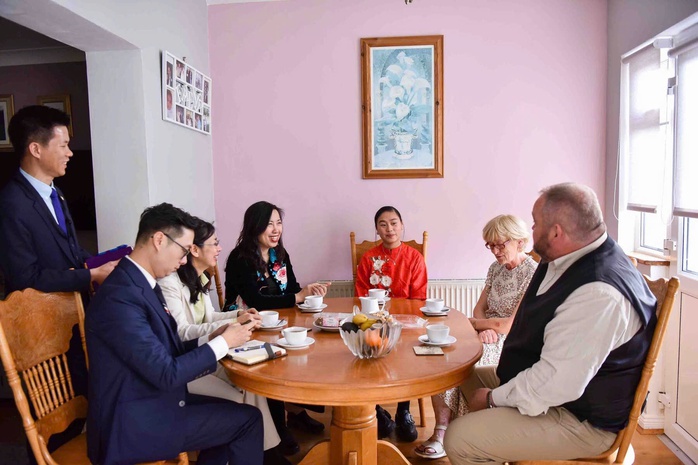 Thứ trưởng Lê Thị Thu Hằng thăm gia đình Ireland nhận con nuôi Việt Nam- Ảnh 1. Thứ trưởng Lê Thị Thu Hằng thăm gia đình Ireland nhận con nuôi Việt Nam- Ảnh 1.