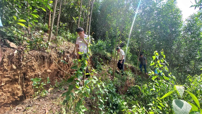 Nứt núi Mang Kà Muồng, sạt lở “uy hiếp” trường mầm non cùng nhà dân- Ảnh 1.