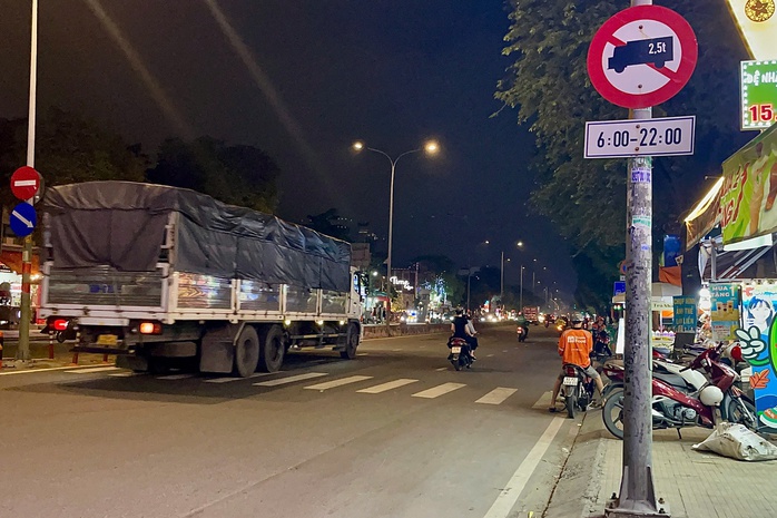 Cận cảnh xe ben tải trọng lớn lưu thông vào đường cấm, giờ cấm ở TP HCM- Ảnh 7. Cận cảnh xe ben tải trọng lớn lưu thông vào đường cấm, giờ cấm ở TP HCM- Ảnh 7.