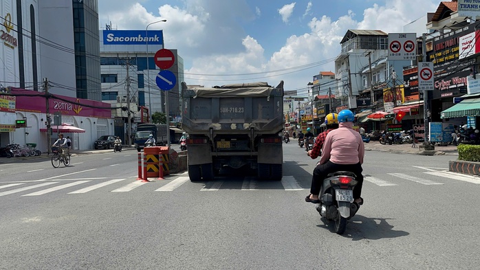 Cận cảnh xe ben tải trọng lớn lưu thông vào đường cấm, giờ cấm ở TP HCM- Ảnh 9. Cận cảnh xe ben tải trọng lớn lưu thông vào đường cấm, giờ cấm ở TP HCM- Ảnh 9.