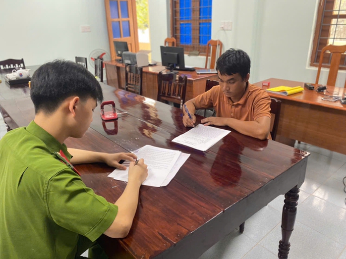 Bất ngờ với lai lịch của nam thanh niên 29 tuổi chuyên ngủ ở... gầm cầu- Ảnh 1. Bất ngờ với lai lịch của nam thanh niên 29 tuổi chuyên ngủ ở... gầm cầu- Ảnh 1.