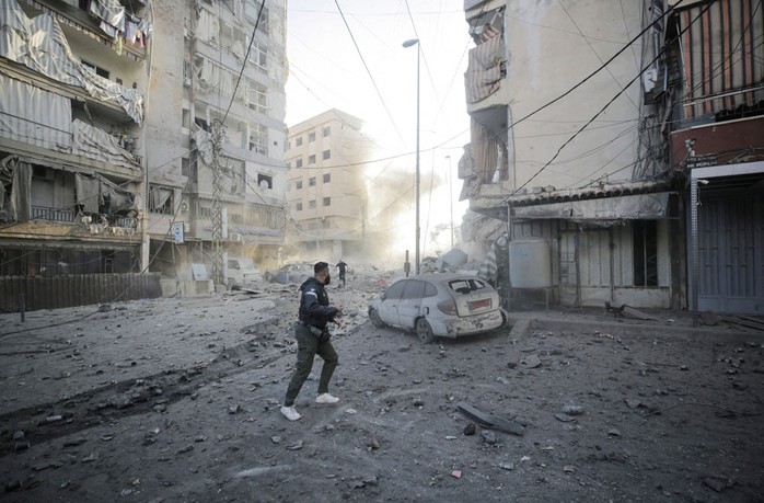 Hiện trường cuộc không kích của Israel nhằm vào khu ngoại ô thủ đô Beirut - Lebanon hôm 4-10. Ảnh: REUTERS Hiện trường cuộc không kích của Israel nhằm vào khu ngoại ô thủ đô Beirut - Lebanon hôm 4-10. Ảnh: REUTERS