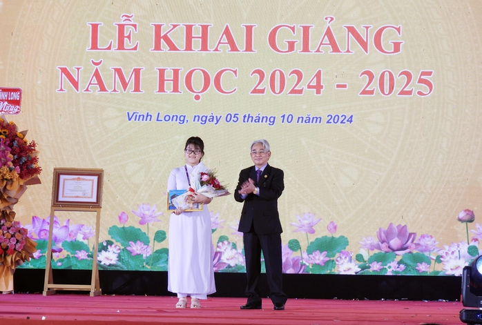 Trường ĐH Cửu Long nhận bằng khen của Thủ tướng tại lễ khai giảng- Ảnh 3. Trường ĐH Cửu Long nhận bằng khen của Thủ tướng tại lễ khai giảng- Ảnh 3.