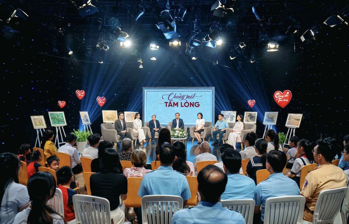 Tình dân tộc, nghĩa đồng bào trong tọa đàm "Chung một tấm lòng"- Ảnh 3. Tình dân tộc, nghĩa đồng bào trong tọa đàm "Chung một tấm lòng"- Ảnh 3.
