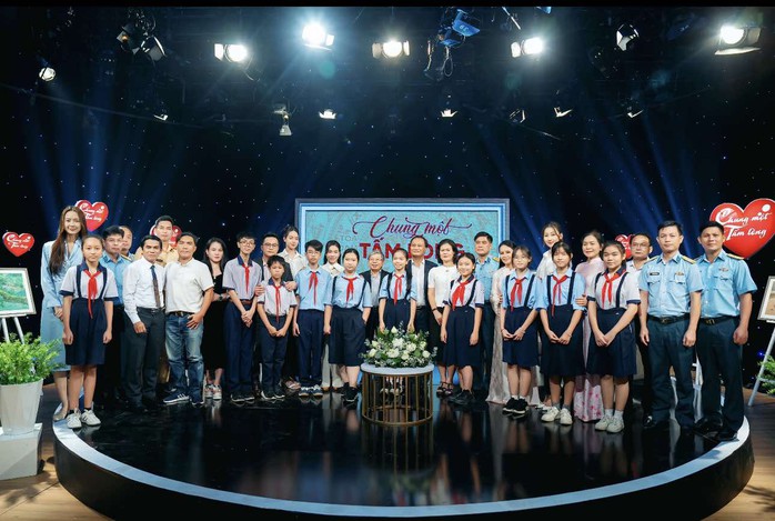 Tình dân tộc, nghĩa đồng bào trong tọa đàm "Chung một tấm lòng"- Ảnh 2. Tình dân tộc, nghĩa đồng bào trong tọa đàm "Chung một tấm lòng"- Ảnh 2.