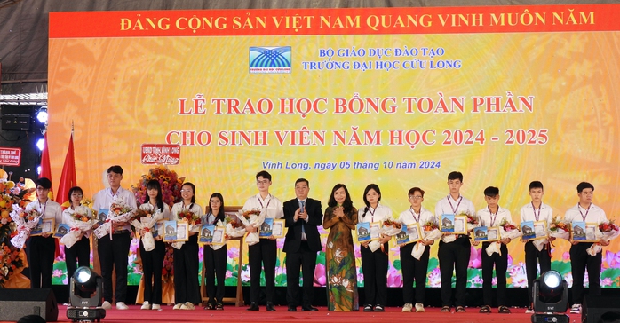 Trường ĐH Cửu Long nhận bằng khen của Thủ tướng tại lễ khai giảng- Ảnh 4. Trường ĐH Cửu Long nhận bằng khen của Thủ tướng tại lễ khai giảng- Ảnh 4.