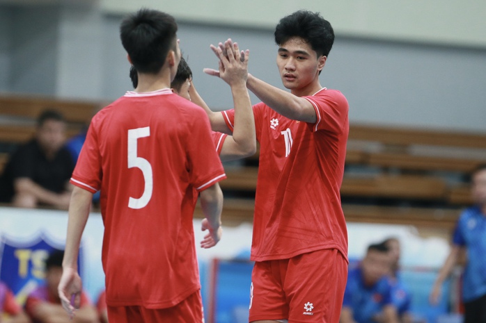 U19 futsal Việt Nam khiến Nga đánh rơi chiến thắng cuối trận- Ảnh 2. U19 futsal Việt Nam khiến Nga đánh rơi chiến thắng cuối trận- Ảnh 2.
