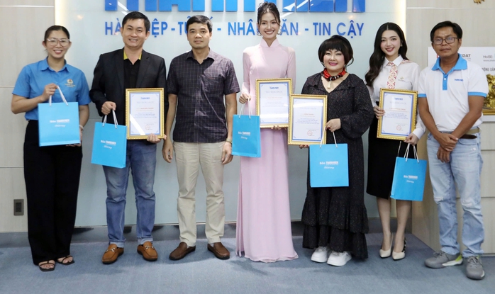 Hoa hậu Nguyễn Thanh Hà tặng 30.000 tập vở cho học sinh khó khăn vùng lũ- Ảnh 2. Hoa hậu Nguyễn Thanh Hà tặng 30.000 tập vở cho học sinh khó khăn vùng lũ- Ảnh 2.