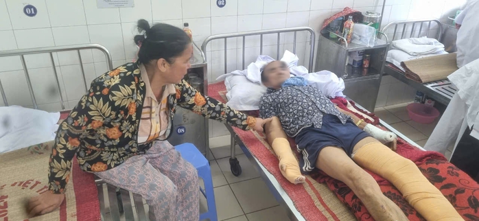 Hai bố con bị côn đồ truy sát khi khai thác ngao- Ảnh 1. Hai bố con bị côn đồ truy sát khi khai thác ngao- Ảnh 1.