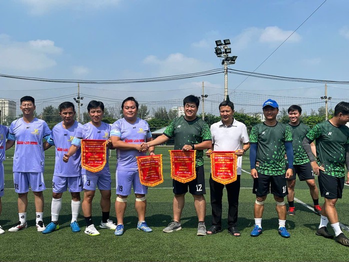 Thi đấu bóng đá giao hữu kỷ niệm Ngày Doanh nhân Việt Nam- Ảnh 1. Thi đấu bóng đá giao hữu kỷ niệm Ngày Doanh nhân Việt Nam- Ảnh 1.