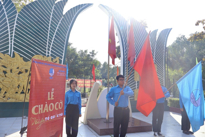 Trao tặng cờ Tổ quốc, học bổng tại khu di tích lịch sử Gò Ô Môi- Ảnh 1. Trao tặng cờ Tổ quốc, học bổng tại khu di tích lịch sử Gò Ô Môi- Ảnh 1.