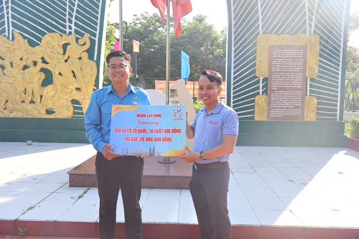 Trao tặng cờ Tổ quốc, học bổng tại khu di tích lịch sử Gò Ô Môi- Ảnh 2. Trao tặng cờ Tổ quốc, học bổng tại khu di tích lịch sử Gò Ô Môi- Ảnh 2.