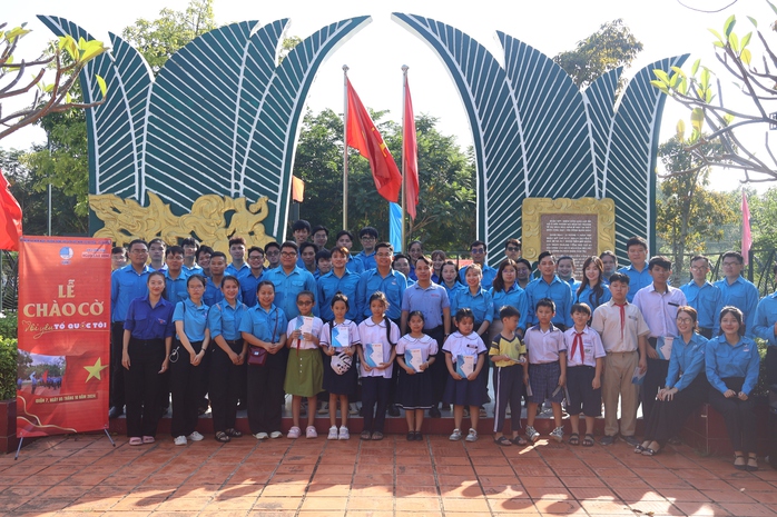 Trao tặng cờ Tổ quốc, học bổng tại khu di tích lịch sử Gò Ô Môi- Ảnh 4. Trao tặng cờ Tổ quốc, học bổng tại khu di tích lịch sử Gò Ô Môi- Ảnh 4.