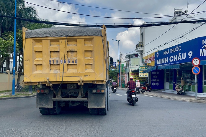 Cận cảnh xe ben tải trọng lớn lưu thông vào đường cấm, giờ cấm ở TP HCM- Ảnh 8. Cận cảnh xe ben tải trọng lớn lưu thông vào đường cấm, giờ cấm ở TP HCM- Ảnh 8.