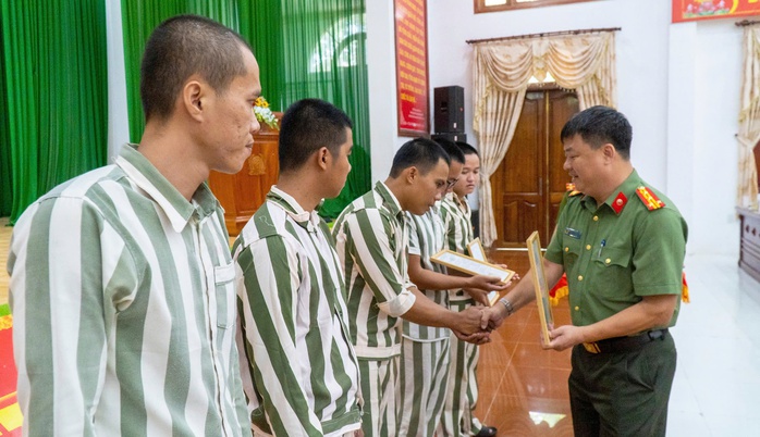 Cựu Chủ tịch tỉnh Bình Thuận, cựu Giám đốc Sở Văn hóa - Thể thao và Du lịch TP HCM được đặc xá- Ảnh 1. Cựu Chủ tịch tỉnh Bình Thuận, cựu Giám đốc Sở Văn hóa - Thể thao và Du lịch TP HCM được đặc xá- Ảnh 1.