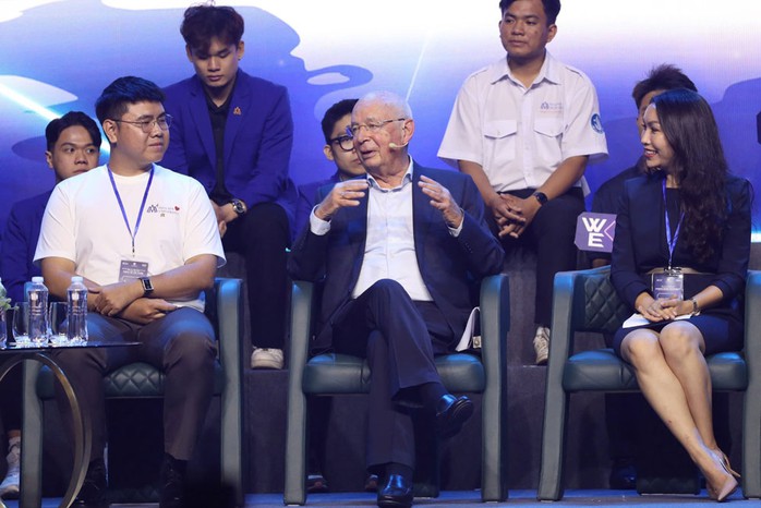 GS Klaus Schwab (giữa) trong buổi gặp gỡ, trò chuyện với giới trẻ TP HCM sáng 6-10. Ảnh: LAM GIANG GS Klaus Schwab (giữa) trong buổi gặp gỡ, trò chuyện với giới trẻ TP HCM sáng 6-10. Ảnh: LAM GIANG