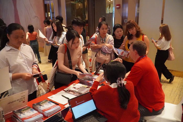 Phụ huynh và học sinh tham gia Triển lãm Du học Mỹ để “săn” những suất học bổng hấp dẫn Phụ huynh và học sinh tham gia Triển lãm Du học Mỹ để “săn” những suất học bổng hấp dẫn