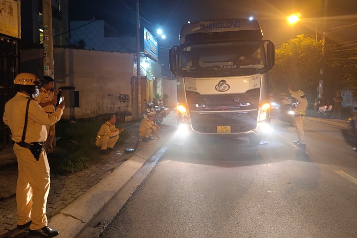 Vùng ven TP HCM oằn mình "gánh" xe ben: Tiếp tục xử phạt- Ảnh 1. Vùng ven TP HCM oằn mình "gánh" xe ben: Tiếp tục xử phạt- Ảnh 1.