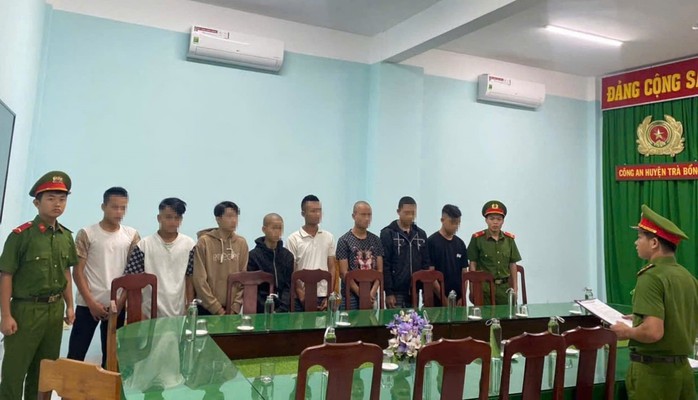 Nhóm thanh niên chạy mô tô bốc đầu, nẹt pô… để làm "kỷ niệm"- Ảnh 1. Nhóm thanh niên chạy mô tô bốc đầu, nẹt pô… để làm "kỷ niệm"- Ảnh 1.