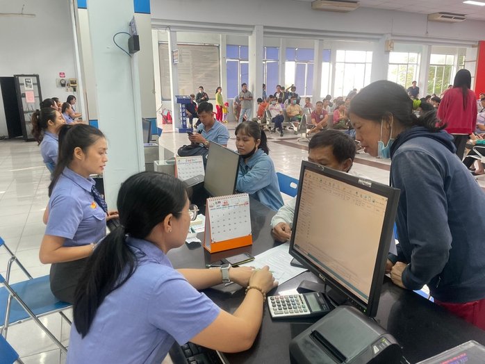 Nhộn nhịp mua vé tàu Tết- Ảnh 3. Nhộn nhịp mua vé tàu Tết- Ảnh 3.
