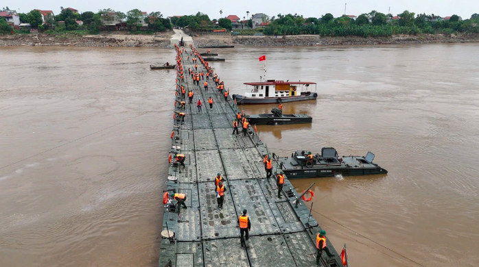 Dừng phà để lắp lại cầu phao Phong Châu- Ảnh 1. Dừng phà để lắp lại cầu phao Phong Châu- Ảnh 1.