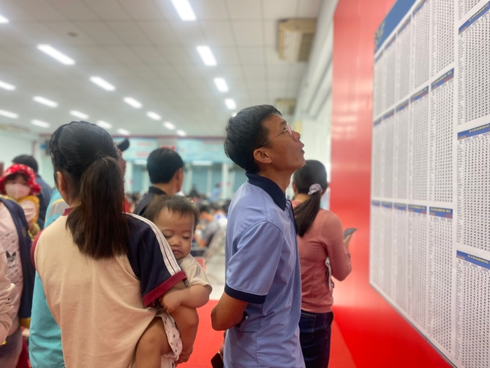 Nhộn nhịp mua vé tàu Tết- Ảnh 4. Nhộn nhịp mua vé tàu Tết- Ảnh 4.