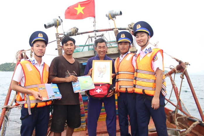 Cảnh sát biển tặng ảnh Bác và trao cờ Tổ quốc tại xã đảo An Sơn- Ảnh 2. Cảnh sát biển tặng ảnh Bác và trao cờ Tổ quốc tại xã đảo An Sơn- Ảnh 2.