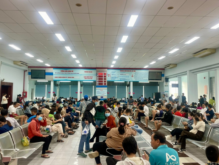Nhộn nhịp mua vé tàu Tết- Ảnh 2. Nhộn nhịp mua vé tàu Tết- Ảnh 2.