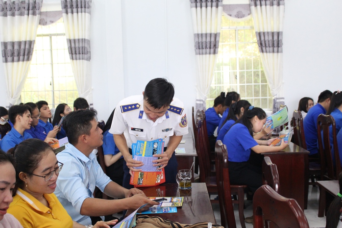 Cảnh sát biển tặng ảnh Bác và trao cờ Tổ quốc tại xã đảo An Sơn- Ảnh 1. Cảnh sát biển tặng ảnh Bác và trao cờ Tổ quốc tại xã đảo An Sơn- Ảnh 1.