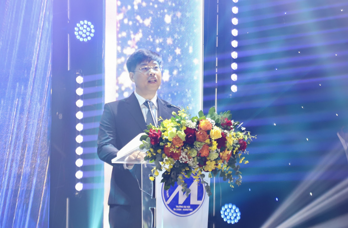 Hiệu trưởng lưu ý tân sinh viên về mạng xã hội- Ảnh 1. Hiệu trưởng lưu ý tân sinh viên về mạng xã hội- Ảnh 1.