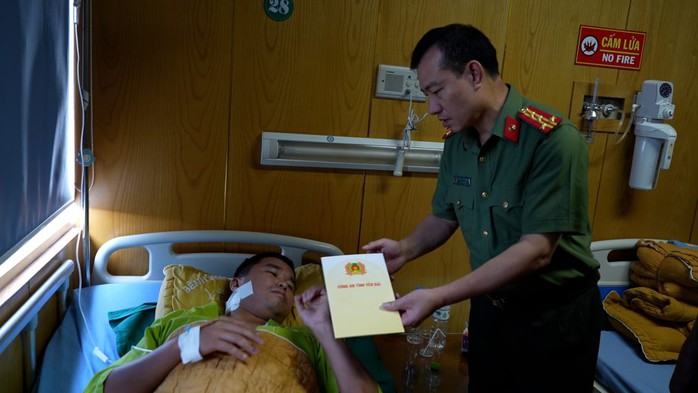 Cầm kiếm dài 1,5 m chém trưởng công an xã trọng thương- Ảnh 3. Cầm kiếm dài 1,5 m chém trưởng công an xã trọng thương- Ảnh 3.