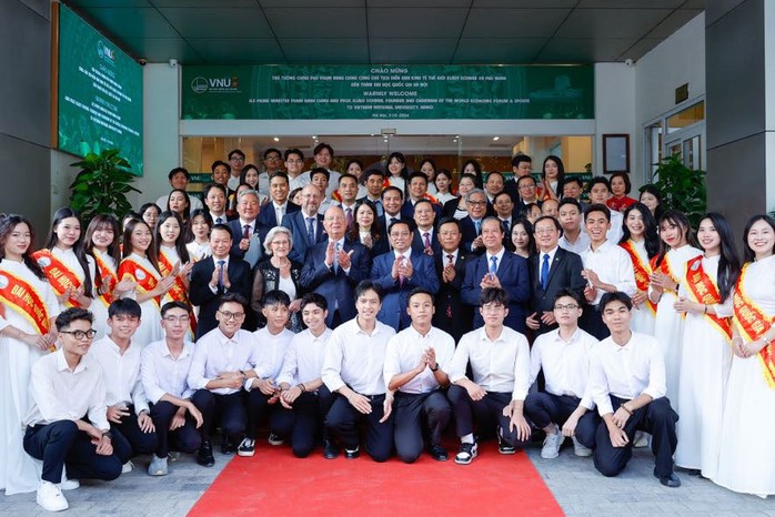 Thủ tướng Phạm Minh Chính và GS Klaus Schwab chụp ảnh cùng sinh viên các trường đại học chiều 7-10. Ảnh: NHẬT BẮC Thủ tướng Phạm Minh Chính và GS Klaus Schwab chụp ảnh cùng sinh viên các trường đại học chiều 7-10. Ảnh: NHẬT BẮC