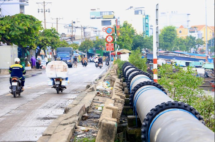 “Ổ voi”, “ổ gà” chi chít đoạn dưới dạ cầu Tân Thuận. Ảnh: NGỌC QUÝ “Ổ voi”, “ổ gà” chi chít đoạn dưới dạ cầu Tân Thuận. Ảnh: NGỌC QUÝ